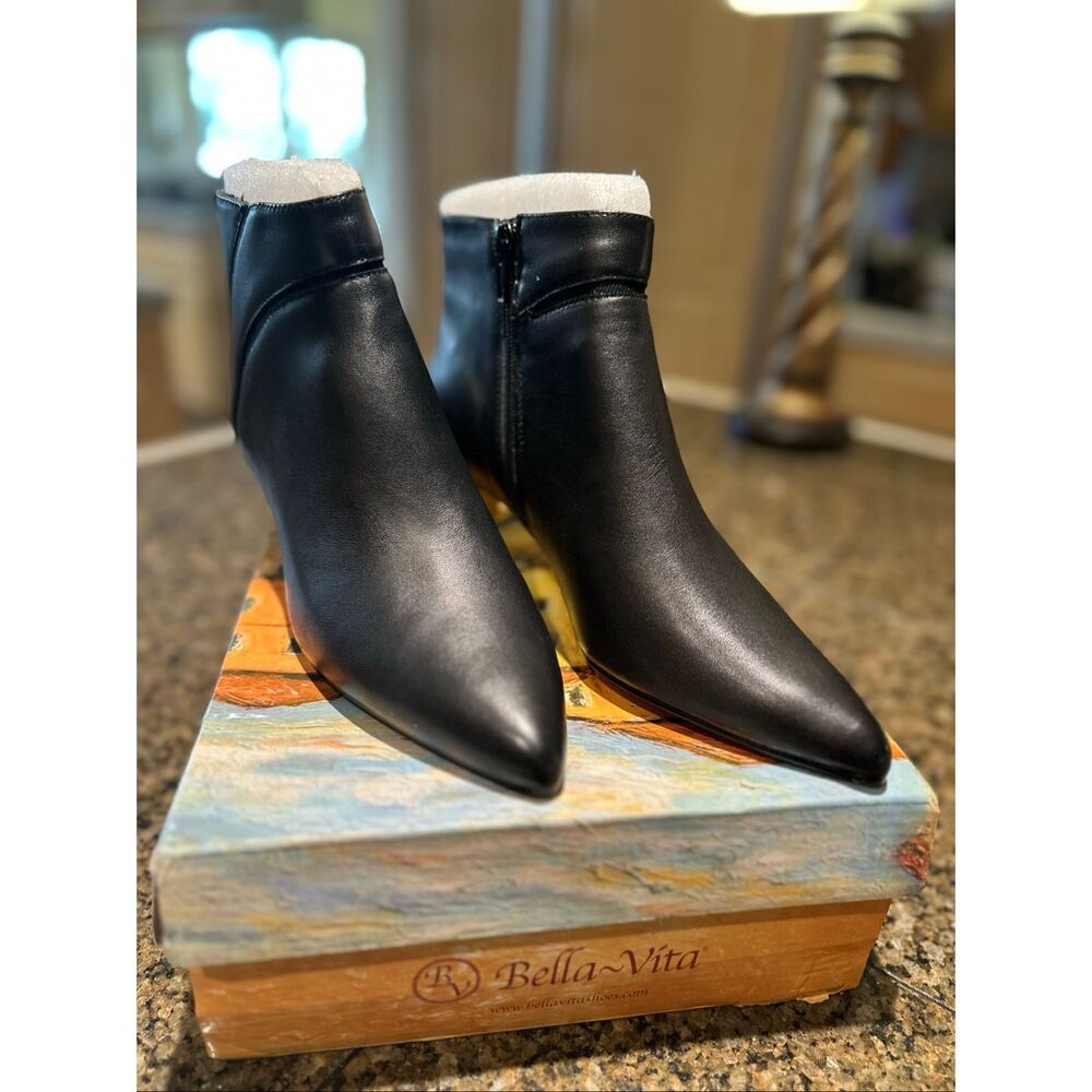 NWT Bella Vita ankle boots